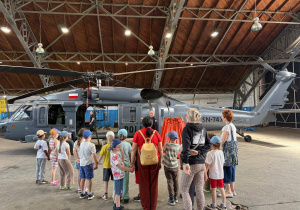dzieci podziwiają helikopter policyjny
