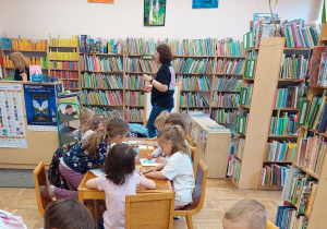 dzieci kolorują