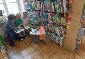 dzieci oglądają książki