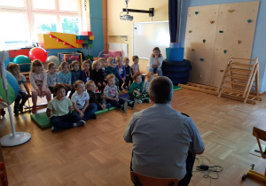 dzieci i policjant