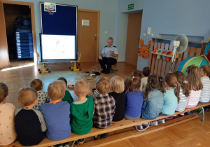 dzieci oglądają prezentacje