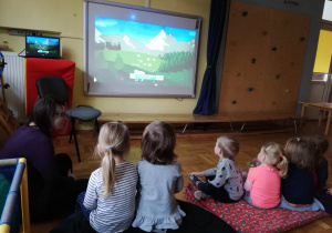 Dzieci ogladają film