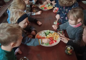 dzieci spożywają posiłek