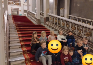 dzieci na schodach
