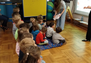 Dzieci oglądają prezentację o zdrowym żywieniu.
