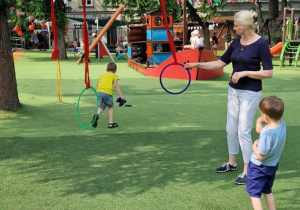 Dzieci biorą udział w sportowych aktywnościach.