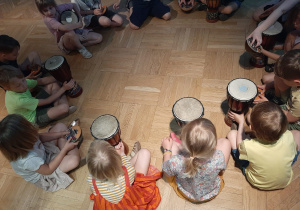 Dzieci grają na instrumentach.