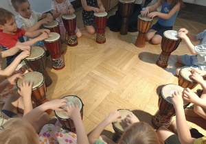 Dzieci grają na instrumentach.