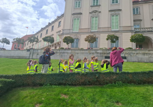 Dzieci na wycieczce w Ogrodach Zamkowych