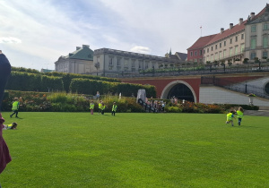 Dzieci bawią się na trawie.