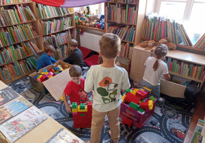 Dzieci bawią się klockami w bibliotece.