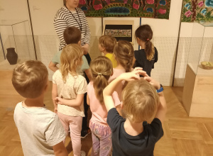 Marzyciele na warsztatch w muzeum pt.: ,,Na szkle malowane"
