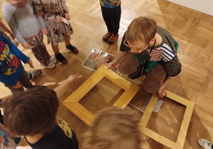 Dzieci podczas lekcji w muzeum.