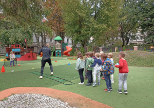 Dzieci na placu zabaw podczas zajęć sportowych.