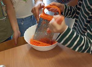 Na zakończenie tygodnia warzywno - owocowego dzieci z grupy Marzyciele przygotowały gofry marchewkowe z jabłkiem i cynamonem.