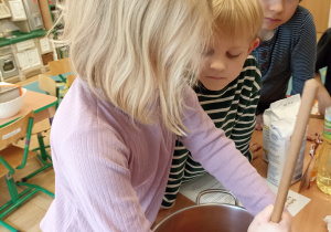 Dzieci przygotowują warzywa do gofrów.