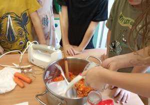 Dzieci przygotowują gofry