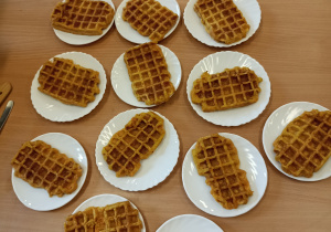 Gotowe gofry na talerzach