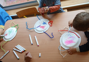 Dzieci przygotowują pracę plastyczną.