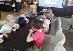 Dzieci piją gorącą czekoladę.