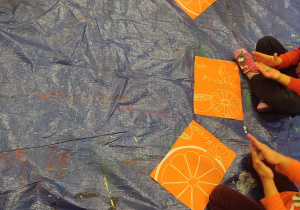 Dzieci lepią rzeźby ptaka.