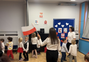 Dzieci świętują Dzień Niepodległości, ubrane na biało-czerwono.