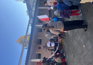 Dzieci biorą udział w Biegu Nepodległości przed przedszkolem.