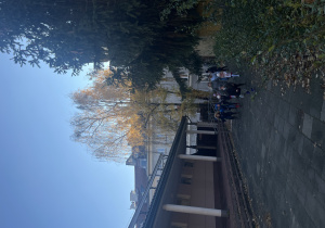 Dzieci biorą udział w Biegu Nepodległości przed przedszkolem.