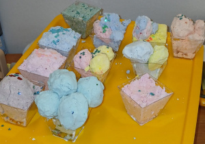 Lody zrobione z masy plastycznej.