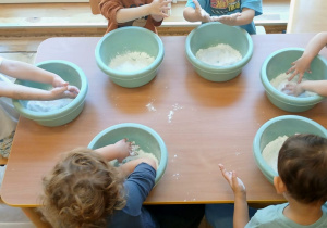 Dzieci wyrabiają masę plastyczną.