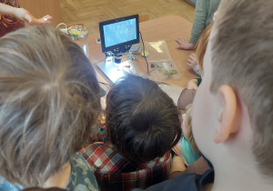 Dzieci w przedszkolu podczas warsztatów naukowych