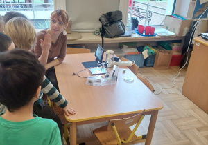 Dzieci w przedszkolu podczas warsztatów naukowych