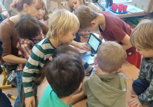 Dzieci w przedszkolu podczas warsztatów naukowych