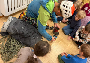 Przedszkolaki podczas zajęć na temat wspinaczki górskiej