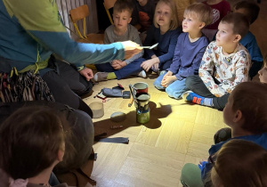 Przedszkolaki podczas zajęć na temat wspinaczki górskiej