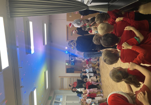 Dzieci bawią się na sali gimnastycznej z okazji Mikołajek.