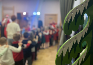 Dzieci bawią się na sali gimnastycznej z okazji Mikołajek.