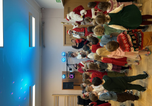 Dzieci bawią się na sali gimnastycznej z okazji Mikołajek.