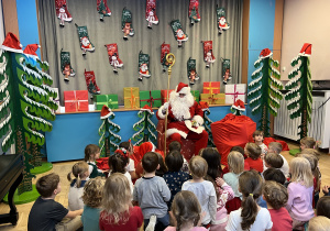 Dzieci w przedszkolu i wizyta Świętego Mikołaja.