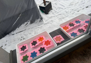 foremki z kolorowymi mydełkami chłodzą się na dworze