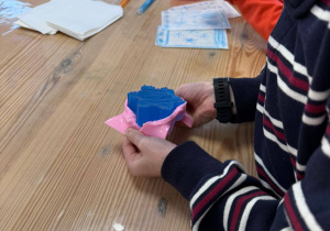 chłopiec wyjmuje niebieskie mydełko z foremki