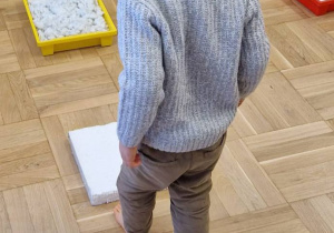 chłopiec zaczyna przechodzić przez baławankowy tor sensoryczny