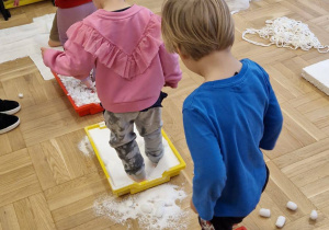 dzieci pokonują bałwankowy tor sensoryczny