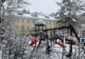 plac zabaw w zimowej odsłonie