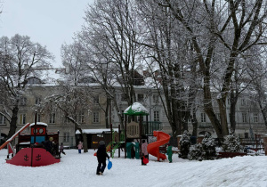dzieci na placu zabaw