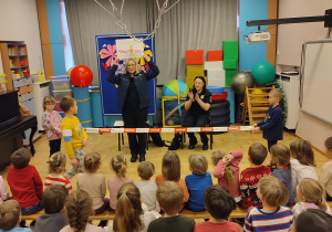 Pani opowiada dzieciom o zagrożeniu jakim są sople