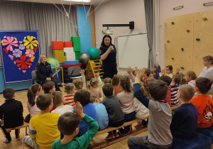 Pani opowiada o niebezpieczeństwach, które znajdują się za rozciągniętą taśmą ostrzegawczą