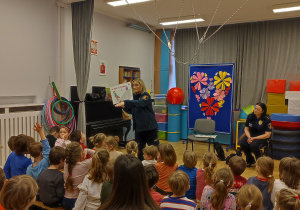 Pani ze Straży Miejskiej opowiada o miejscach , gdzie wolno jeździć na łyżwach a gdzie tego nie należy robić