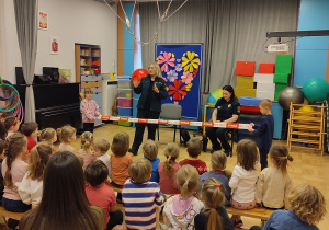 dzieci zadają pytania Pani ze Straży Miejskiej