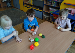 dzieci robią masaż rąk